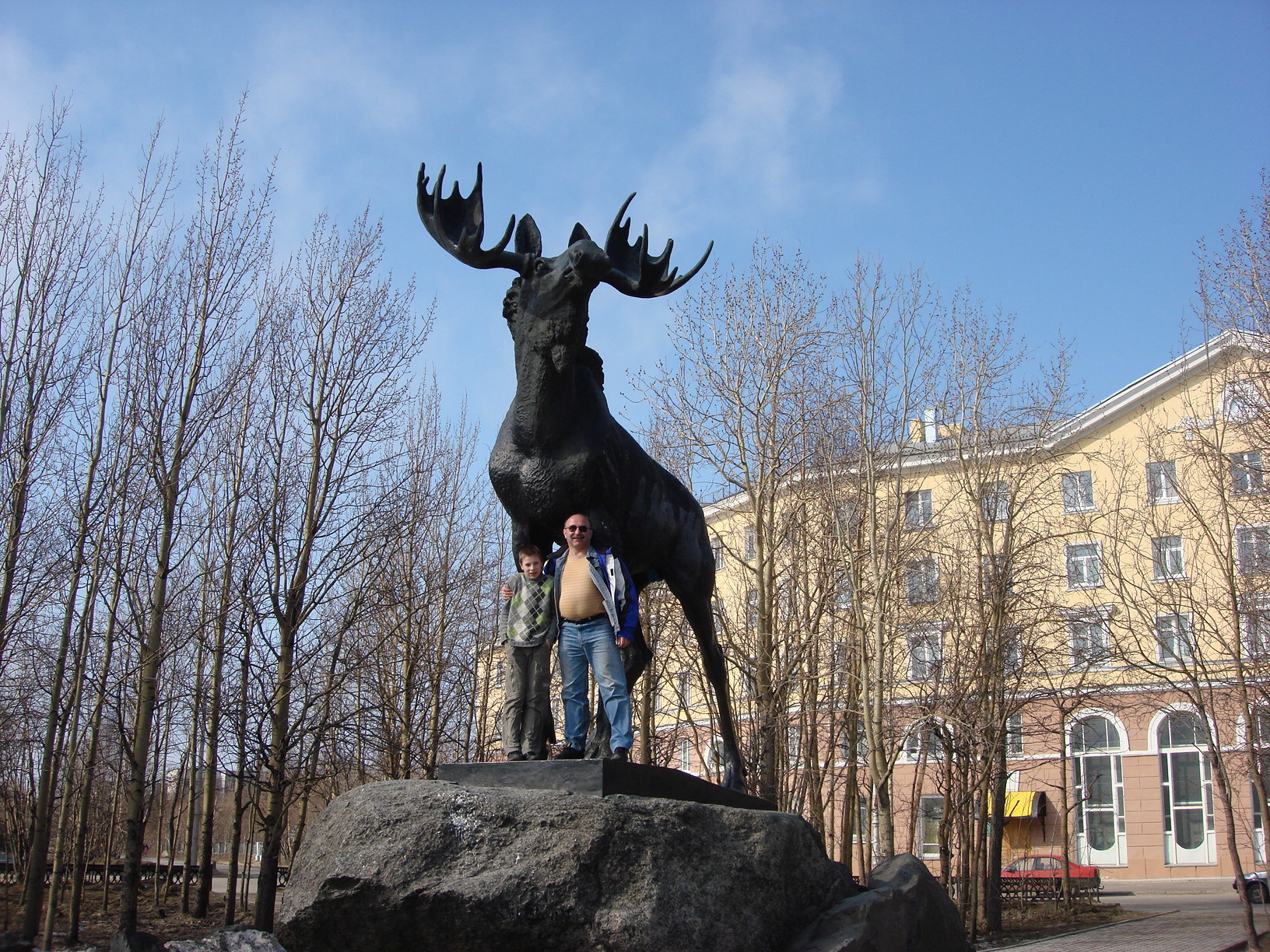 Памятники мончегорска. Лось Мончегорск. Памятник лосю в Мончегорске. Мончегорский Лось. Город Мончегорск Лось.