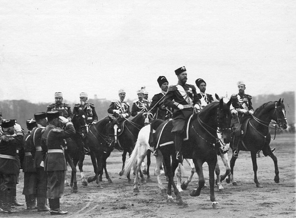 Император Николай II со свитой во время парада на Марсовом поле. Санкт-Петербург, 1904 год.