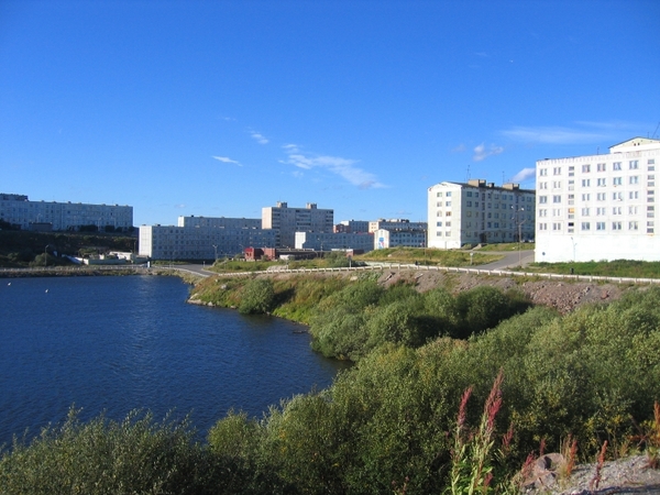 Полярный 2 фото. Озера в Полярном Мурманской области. Город Полярный Мурманская область летом. Город Полярный Мурманская область 2018. Озеро 2 город Полярный.