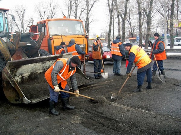 Ремонт региональных дорог в Кашире
В этом году в Московской области продолжится активный ремонт дорог. Мы уже рассказывали о ремонте запланированном в городах и селах городского округа Кашира – отремонтирую 20 дорог из которых 8 за счет средств областного бюджета. Ремонт ожидает и региональные дороги. О том, какие средства и на какие участки дорог выделила область рассказывает депутат Московской областной Думы Андрей Голубев:
- Всего в 2016 году будет приведено в порядок 1520 км региональных дорог. В этом году на ремонт дорог регионального значения направляется 7 млрд рублей, муниципального - 6,5 млрд. (помимо собственных денежных средств районов и городов в эту сумму включены 2 млрд рублей субсидий из регионального бюджета). Московская область в 2016 году запланировала отремонтировать в городском округе Кашира за счет средств регионального бюджета следующие дороги:
Кашира-Ненашево-Тарасково с 0 км по 1,17 км. (у д.Тарасково);
Кашира-Серебряные Пруды-Ледово-Труфаново с 4,74 км. по 6,43 км. (у д.Труфаново);
Аладьино-Воскресенки-Труфаново с 13,3 кв. по 14,4 км. (у д.Б.-Епишино);
Озеры-Кашира с 102,34 км. по 106,2 км. (дер.Новоселки);
Кашира-Серебряные Пруды-Пурлово с 0 км. по 1,75 км. (у дер.Пурлово);
Кашира-Серебряные Пруды с 10,45 по 18,9 (в р-не дер.Грабченки);
Кашира-Ненашево (Каширский проспект) с 108,92 по 112,88 км.
Общая протяженность региональных дорог, которые отремонтируют в городском округе Кашира в 2016 году составит 21,997 километра.