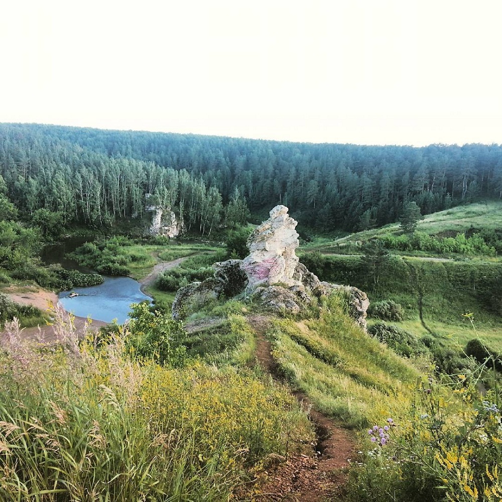 Каменск уральский камни. Скала Богатырек Каменск-Уральский. Бабья гора Каменск Уральский. Камень-Уральский город. Скала богатырь Каменск Уральский.