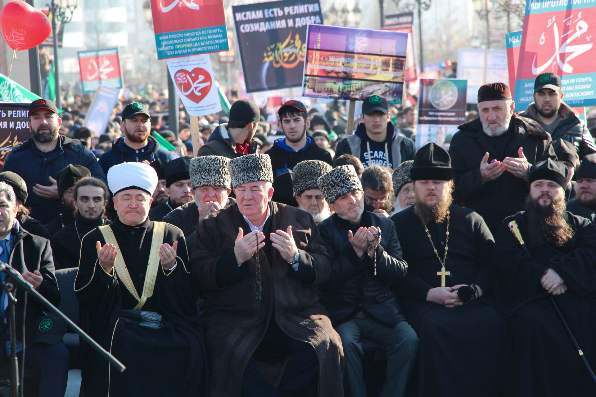 Религиозные чувства. Религиозный митинг. Человек на митинге религия. Сердце мусульман Чечня. Ислам на сердце фото.